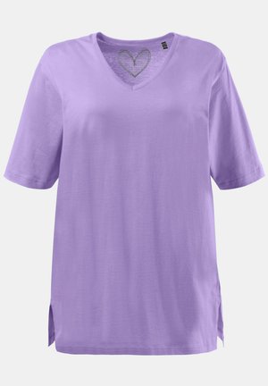 Lavender T-shirt met korte mouwen en V-hals, zachte textuur, relaxte pasvorm, met een hartomtrek op de halslijn en zijsplitten voor gemakkelijk bewegen.