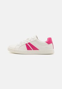 White sneaker made of synthetic leather with pink glossy accents and side stripes. Features flat laces and a textured rubber sole.