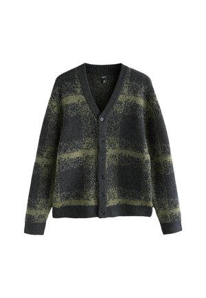 Cardigan gris foncé avec un motif à carreaux verts, décolleté en V et cinq boutons. Matière tricotée texturée, manches longues, coupe décontractée.