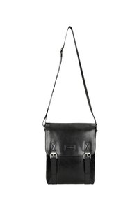 Borsa a tracolla in pelle nera con chiusura a pattina, tracolla regolabile e due elementi di chiusura in metallo sul fronte. Texture liscia, forma rettangolare.