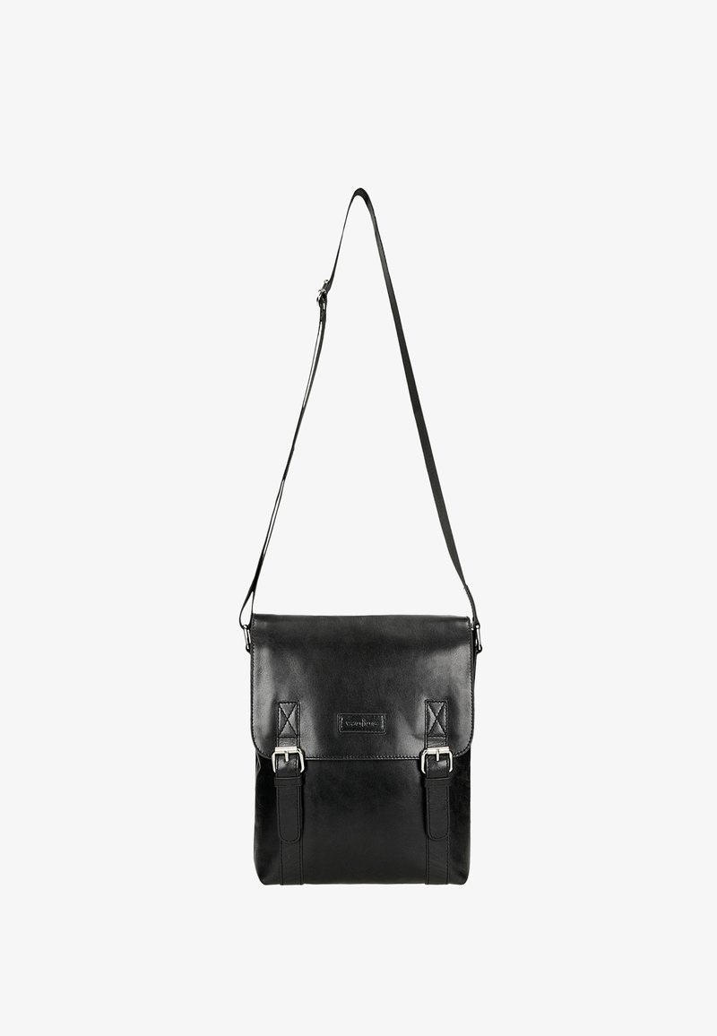 Borsa a tracolla in pelle nera con chiusura a pattina, tracolla regolabile e due elementi di chiusura in metallo sul fronte. Texture liscia, forma rettangolare.