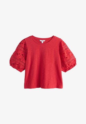 Rotes Kurzarmshirt mit rundem Ausschnitt und aufgeblähten Ärmeln aus Lochspitze mit floralem Cut-out-Muster.