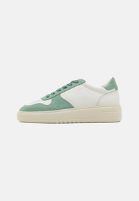 Sneaker mit einem Obermaterial aus grünem Wildleder und weißem Leder, flachen grünen Schnürsenkeln, einer klobigen cremefarbenen Sohle und dezenten Nähdetails.