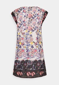 Blumenmuster-Tunika mit kurzen Ärmelchen; überwiegend weißer Hintergrund mit bunten Blumen in Pink, Gelb und Blau, versehen mit einem dunklen Rand.