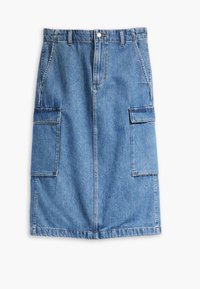 Džínová midi sukně ve světle modré barvě. Obsahuje dvě cargo kapsy, zapínání na knoflíky vpředu a rovný střih se šitým lemem.