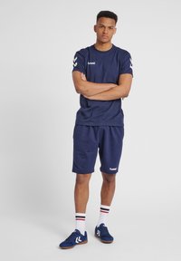 Hummel HMLGO BERMUDA - Sport rövidnadrágok - marine