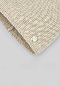 Écharpe en tricot beige avec un motif texturé, dotée d'un petit détail de bouton métallique. Fini lisse et design à bord roulé.