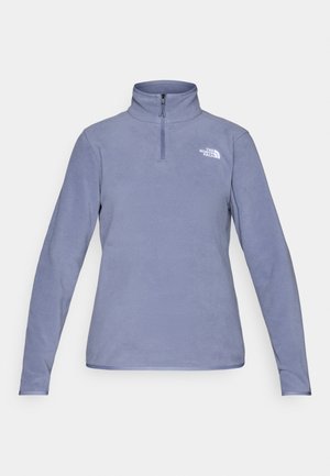 Langærmet let lilla fleecepullover med en kvart lynlås og The North Face-logo på venstre bryst.