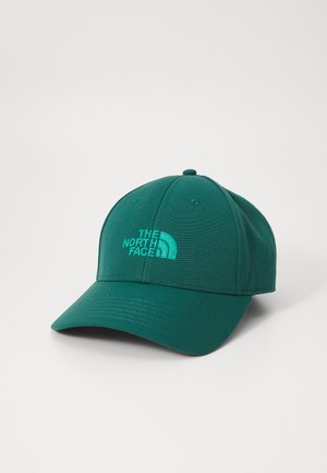 Grøn kasket lavet af stof, med "The North Face" logo i lyseblå. Struktureret design med en buet skygge og en knap på toppen.