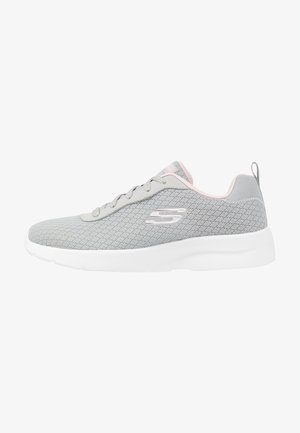 Baskets de sport grises en mesh respirant, avec une semelle blanche, des accents rose clair et un logo sur le côté.