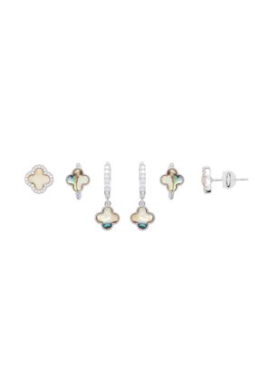 Trois paires de boucles d'oreilles en forme de trèfle avec incrustations de nacre et accents en argent ou diamants, présentées vues de face et de côté.