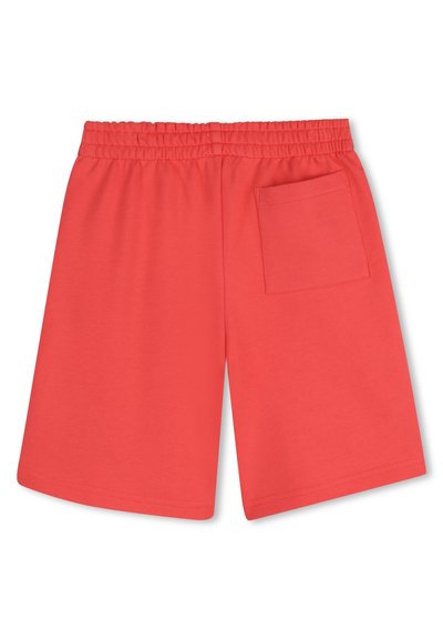 Atletische korte broek in koraalkleur met een elastische tailleband, voorzien van een enkel achterzakje en een zachte, gladde stoftextuur.