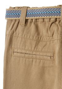 Khaki broeken met een gestructureerde tailleband met blauwe en zwarte zigzagpatronen. Inclusief een achterzak met een verborgen opening.