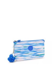Cartera con patrón azul hecha de tela con una textura suave, que cuenta con un cierre de cremallera y un llavero de pom-pón azul como acento.
