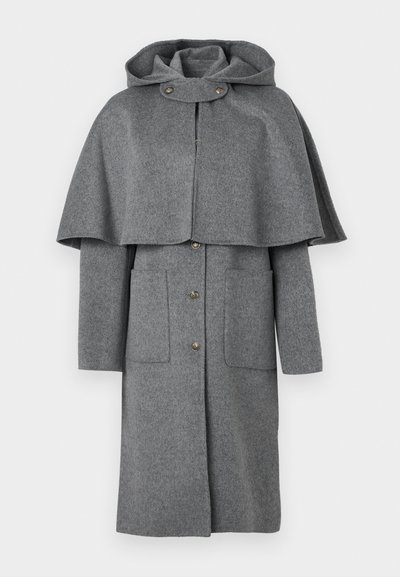 Casaco cinzento em mistura de lã com capuz, design de capa, fecho frontal com botões e dois grandes bolsos frontais. Textura suave com um ligeiro brilho.
