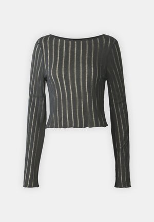 Haut court à manches longues noir en tissu transparent et texturé avec des rayures blanches verticales et un large décolleté. Les bords sont légèrement effilochés.