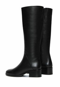 Stivali neri di pelle fino al ginocchio con una texture liscia, punta arrotondata e tacco basso a blocco; cuciture minime e un dettaglio sottile di spacco laterale.