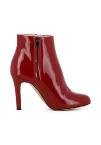 Rote lackierte Knöchelstiefel mit spitzer Zehenpartie, hohem Stiletto-Absatz und seitlichem Reißverschluss. Glatte, glänzende Oberfläche und schlanke Silhouette.