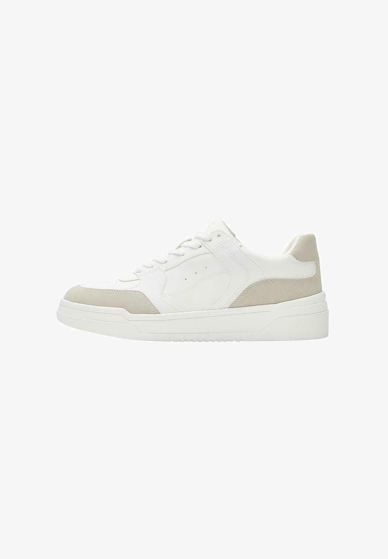 Witte lage sneaker met beige suède accenten, veterluiting en dikke witte zool, weergegeven vanaf de buitenkant op een witte achtergrond.