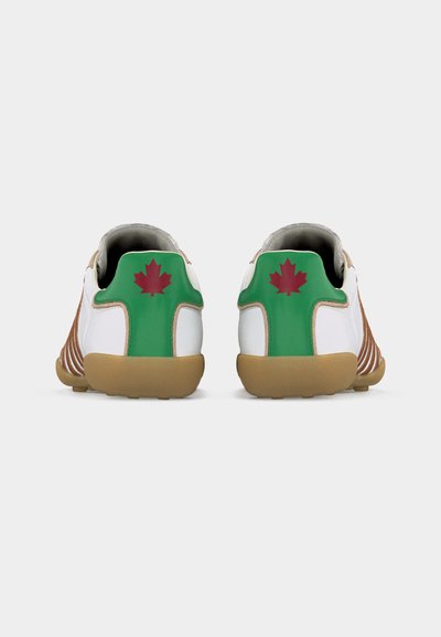 Ζεύγος λευκών αθλητικών παπουτσιών με πράσινα ταμπελάκια στη φτέρνα, που φέρουν σχεδιασμό κόκκινου φύλλου σφενδάμου, και καφέ σόλες, που φαίνονται από πίσω.