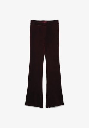 Pantalons évasés en velours bordeaux avec une texture lisse, taille ajustée et ourlets fendus à la cheville. Design simple sans matériel visible.