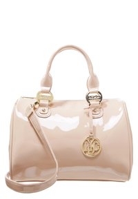 Patenterad rosa handväska med glänsande yta, rundad form, dubbla handtag upptill och avtagbar rem. Utrustad med detaljer i guldton och logotyp.