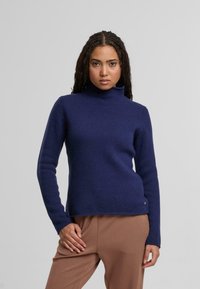 Navyblaues geripptes Sweatshirt mit hohem Kragen, langen Ärmeln und relaxed Fit. Verfügt über subtile seitliche Details und eine glatte Textur.