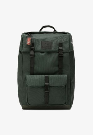 Zaino in tessuto verde scuro con un design strutturato, dotato di una tasca frontale, spallacci regolabili e una maniglia superiore. Accessori in metallo nero.