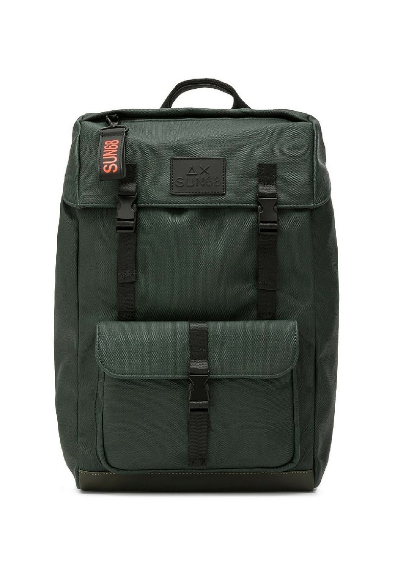 Zaino in tessuto verde scuro con un design strutturato, dotato di una tasca frontale, spallacci regolabili e una maniglia superiore. Accessori in metallo nero.