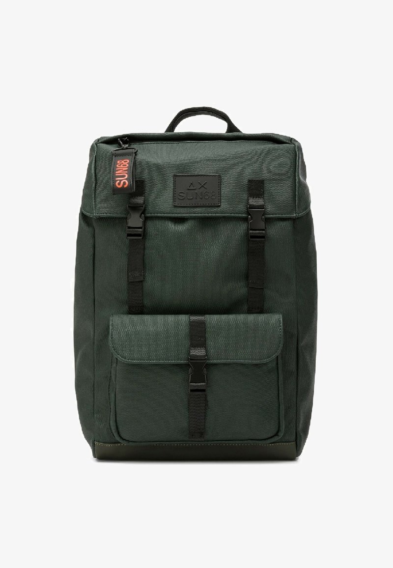 Zaino in tessuto verde scuro con un design strutturato, dotato di una tasca frontale, spallacci regolabili e una maniglia superiore. Accessori in metallo nero.