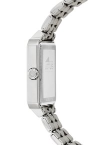 Reloj de acero inoxidable plateado con una caja rectangular, que presenta una corona texturizada, una superficie suave y un diseño de pulsera de eslabones.