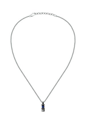 Zilveren ketting met een cilindrische hanger met een blauwe steen en gegraveerd ontwerp. De ketting heeft een fijne, textuurafwerking.