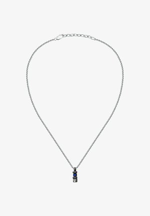 Zilveren ketting met een cilindrische hanger met een blauwe steen en gegraveerd ontwerp. De ketting heeft een fijne, textuurafwerking.