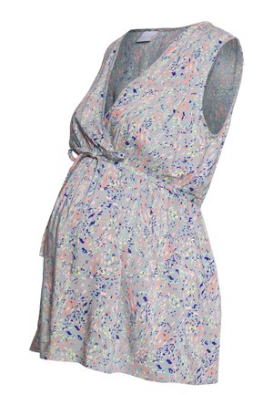 Ærmeløs graviditetstop med omslagsfront og bindebånd i taljen, med et pastelfarvet abstrakt mønster på lyseblåt stof.