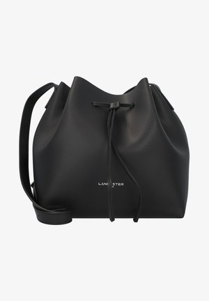 Zwarte emmer tas gemaakt van glad leer, met een trekkoordsluiting en een verstelbare schouderband. Logo in zilver gedrukt aan de voorkant.