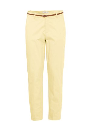 Lichtgele broek met rechte pijpen, voorzakken en een smalle bruine riem met een kleine gesp in de taille.