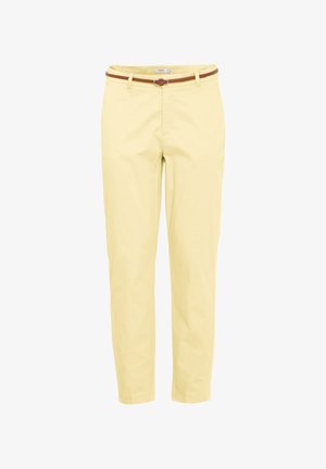 Lichtgele broek met rechte pijpen, voorzakken en een smalle bruine riem met een kleine gesp in de taille.