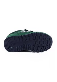 Sneaker verde con una toma in mesh testurizzato e accenti grigi, dotato di una suola in gomma con un profilo profondo per una maggiore trazione.