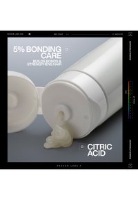 Tubetto bianco con tappo aperto che eroga gel traslucido etichettato 5% Bonding Care, costruisce legami e rinforza i capelli, contiene acido citrico.