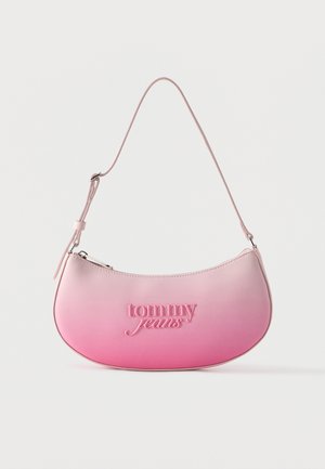 Ροζ τσάντα ώμου με διαβάθμιση χρώματος και καμπυλωτό σχήμα, ρυθμιζόμενο λουράκι και το λογότυπο "tommy jeans" ανάγλυφα στο μπροστινό μέρος.