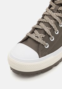 Converse CHUCK TAYLOR ALL STAR CITY TREK UNISEX - Augsti sporta apavi - truffle/magic forest/egret