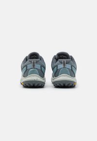 Scarpe da trekking grigie e turchesi con tomaia in rete, colletto imbottito e suola in gomma robusta con modelli di presa pronunciati.