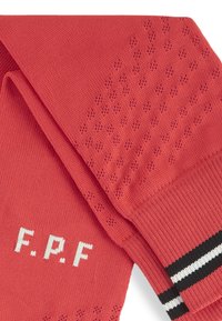 Calze sportive rosse con motivo testurizzato, caratterizzate da un logo bianco "F.P.F." e un accento a strisce nere e bianche sul polsino.