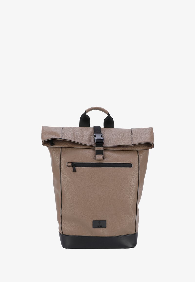 Mochila de cuero beige con tapa plegable, acentos en negro, un bolsillo frontal con cremallera y un asa resistente. Superficie texturada y base en contraste.