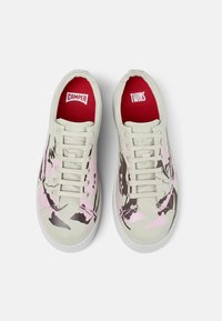 Ljusfärgade sneakers med rosa och grå abstrakta mönster. Har snören, gummisula och röda innersulor märkt "CAMPER" och "TWINS."