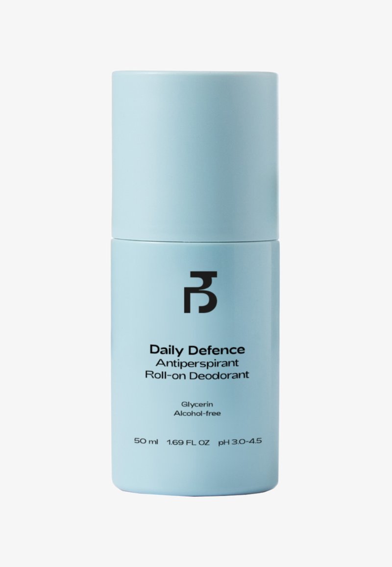 Helle blaue zylindrische Verpackung mit Roll-on-Applikator; beschriftet mit "Daily Defence Antitranspirant Roll-on Deodorant," 50 ml, alkoholfrei.