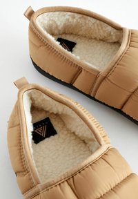 Next WATER REPELLENT QUILTED - Domácí obuv - camel