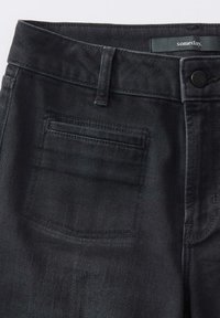 Jeans en denim noir avec un bouton à l'avant, des passants de ceinture et une petite poche rectangulaire à l'avant avec des coutures détaillées.