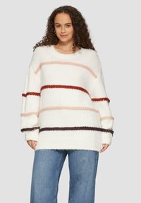 Weißer gestrickter Pullover mit pinken, roten und dunkelvioletten horizontalen Streifen. Bietet eine lockere Passform, übergroße Ärmel und einen gerippten Saum.