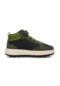 Scarpa sportiva verde e nera con tomaia in suede, collare imbottito, dettagli in rete e suola in gomma. Dotata di cinturino in velcro e lacci a contrasto.